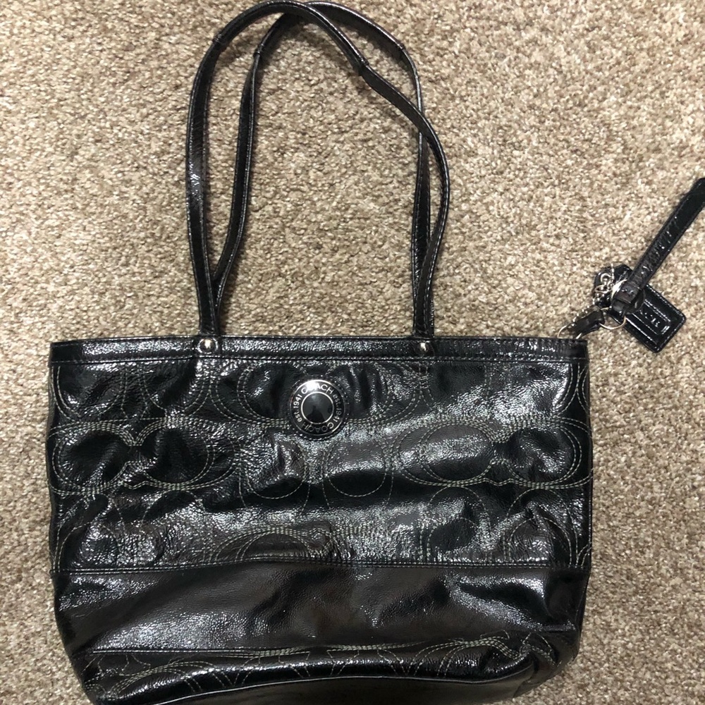 Mid size Coach shoulder bag. Excellent condition.